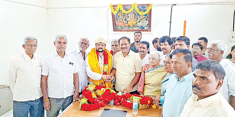  ಶ್ರೀರಂಗಪಟ್ಟಣ ಟಿಎಪಿಸಿಎಂಎಸ್‌ಗೆ ಅಧ್ಯಕ್ಷರಾಗಿ ಅವಿರೋಧವಾಗಿ ಆಯ್ಕೆಗೊಂಡ ಪುರಸಭೆ ಸದಸ್ಯ ಎಂ.ನಂದೀಶ್ ಅವರಿಗೆ ಶಾಸಕ ಎ.ಬಿ.ರಮೇಶ ಬಂಡಿಸಿದ್ದೇಗೌಡ ಅಭಿನಂದಿಸಿದರು. ಲಕ್ಷ್ಮಿದೇವಿ, ಕಾಂತಮಣಿ, ಲಕ್ಷ್ಮಣ್, ಜಯರಾಜು, ನಾಗರಾಜು, ಶ್ರೀಕಂಠ, ಮೋಹನ್ ಕುಮಾರ್, ವಿಜಯ್ ಕುಮಾರ್, ಕೃಷ್ಣ, ರಾಮಲಿಂಗೇಗೌಡ, ಬೋರೇಗೌಡ, ಚಂದ್ರಣ್ಣ, ಪ್ರಾಣೇಶ್, ಎಂ.ಎಲ್.ದಿನೇಶ್, ಎಸ್.ದಯಾನಂದ್ ಇತರರಿದ್ದರು.
