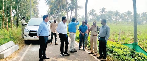 ಶ್ರೀರಂಗಪಟ್ಟಣ ತಾಲೂಕಿನ ಚನ್ನಹಳ್ಳಿ ಬೋರೆ ಗ್ರಾಮ ಹೊರವಲಯದ ಜಮೀನುಗಳಲ್ಲಿ ಕಂಡು ಬಂದ ಹುಲಿ ಹೆಜ್ಜೆಗಳ ಕುರಿತು ಸ್ಥಳಕ್ಕೆ ಎಪಿಸಿಸಿಎಫ್ ಲಿಂಗರಾಜು ಹಾಗೂ ಡಿಸಿಎಫ್ ಬಸವರಾಜು ಆಗಮಿಸಿ ಅರಣ್ಯ ಇಲಾಖೆಯ ಡಿಸಿಎಫ್ ರಾಜು, ಎಸಿಎಫ್ ಮಹದೇವಸ್ವಾಮಿ ಅವರೊಂದಿಗೆ ಚರ್ಚಿಸಿದರು.