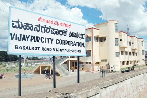 Who is Mahapaura who wears black gown