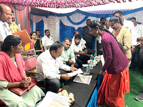 ಅನಧಿಕೃತ ಅಂಗಡಿಗಳನ್ನು ತೆರವು ಮಾಡಿ