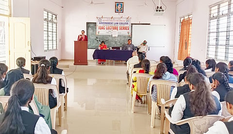 ವಕೀಲಿಕೆ ವೃತ್ತಿಯಲ್ಲಿ ನೈತಿಕತೆ ಮರೆಯದಿರಿ:ನ್ಯಾ. ಬಿ.ಕೆ ರವಿಕಾಂತ್ ಸಲಹೆ