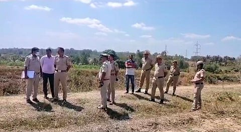 ತಲೆಯ ಮೇಲೆ ಹಾಕಿ ಬರ್ಬರ ಹತ್ಯೆ:ಪೊಲೀಸರ ಪರಿಶೀಲನೆ