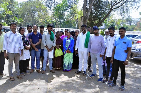 ಹಕ್ಕು ಪತ್ರದ ಆಧಾರದ ಮೇಲೆ ಖಾತೆ ಮಾಡಿಕೊಡುವಂತೆ ಒತ್ತಾಯಿಸಿ ಪ್ರತಿಭಟನೆ