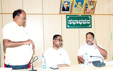 ಗುಂಡ್ಲುಪೇಟೆ ಪಟ್ಟಣದ ತಾಲೂಕು ಕಚೇರಿ ಸಭಾಂಗಣದಲ್ಲಿ ನಡೆದ ಟಾಸ್ಕ್ ಫೋರ್ಸ್ ಸಭೆಯಲ್ಲಿ ಮಧುಸೂದನ್ ಮಾಹಿತಿ ನೀಡಿದರು. ಗಣೇಶ್ ಪ್ರಸಾದ್, ರಾಮಲಿಂಗಯ್ಯ ಮತ್ತಿತರರಿದ್ದರು.