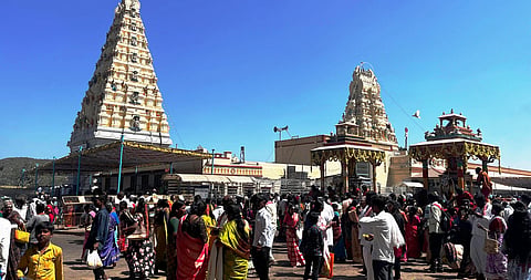 ಮಲೆಮಹದೇಶ್ವರ ಬೆಟ್ಟದ ಮಾದಪ್ಪನ ಸನ್ನಿಧಿಯ ಆವರಣದಲ್ಲಿ ಶುಕ್ರವಾರ ಅವರಾತ್ರಿ ಅಮಾವಾಸ್ಯೆಯಂದು ಸೇರಿದ್ದ ಭಕ್ತರು.