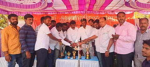 ಕೊಳ್ಳೇಗಾಲ ಪಟ್ಟಣದ ಎಂಜಿಎಸ್‌ವಿ ಜೂನಿಯರ್ ಕಾಲೇಜು ಮೈದಾನದಲ್ಲಿ ಶನಿವಾರ ಆಯೋಜಿಸಿದ್ದ ಕಿಚ್ಚ ಪ್ರೀಮಿಯರ್ ಲೀಗ್ ರಾಜ್ಯ ಮಟ್ಟದ ಟೆನ್ನಿಸ್ ಬಾಲ್ ಕ್ರಿಕೆಟ್ ಪಂದ್ಯಾವಳಿಯನ್ನು ಮಾಜಿ ಶಾಸಕ ಎಸ್.ಬಾಲರಾಜು ಉದ್ಘಾಟಿಸಿದರು. ರಾಮಚಂದ್ರು, ಎನ್.ವಿ.ಪರಮೇಶ್ವರಯ್ಯ, ಶಿವು ಸರಗೂರು, ಕೆ.ಕೆ.ಮೂರ್ತಿ, ಜಗದೀಶ್ ಶಂಕನಪುರ, ಎಸ್.ಸಿದ್ದಪ್ಪಾಜಿ ಮತ್ತಿತರರಿದ್ದರು.