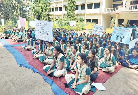 10sirsi1- FOREST STUDENT PROTEST