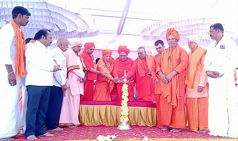 ಪಿರಿಯಾಪಟ್ಟಣ ತಾಲೂಕಿನ ಪಂಚವಳ್ಳಿ ಗ್ರಾಮದಲ್ಲಿ ನೂತನವಾಗಿ ನಿರ್ಮಿಸಿರುವ ಶ್ರೀ ವೀರಭದ್ರೇಶ್ವರ ಸ್ವಾಮಿ ದೇವಾಲಯ ಉದ್ಘಾಟನಾ ಸಮಾರಂಭಕ್ಕೆ ಗಾವಡಗೆರೆ ಶ್ರೀ ಗುರುಲಿಂಗಜಂಗಮ ಮಠದ ಶ್ರೀ ನಟರಾಜ ಸ್ವಾಮೀಜಿ ಚಾಲನೆ ನೀಡಿದರು. ಶ್ರೀ ಚನ್ನಬಸವ ಚಿಕ್ಕವೀರದೇಶಿಕೇಂದ್ರ ಸ್ವಾಮೀಜಿ, ಶ್ರೀ ಮೋಕ್ಷಪತಿ ಸ್ವಾಮೀಜಿ, ಶ್ರೀ ಸಾಂಬ ಸದಾಶಿವ ಮಹಾಸ್ವಾಮಿ, ಪಿ.ಎಂ.ಪ್ರಸನ್ನ, ಕೌಲನಹಳ್ಳಿ ಸೋಮಶೇಖರ್ ಮತ್ತಿತರರಿದ್ದರು.