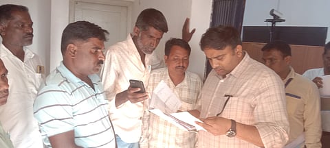 ಸರಗೂರು ತಾಲೂಕು ಕಚೇರಿಗೆ ಜಿಲ್ಲಾಧಿಕಾರಿ ಡಾ.ಕೆ.ವಿ.ರಾಜೇಂದ್ರ ಅವರು ಭೇಟಿ ನೀಡಿ ಪರಿಶೀಲನೆ ನಡೆಸಿದರು.