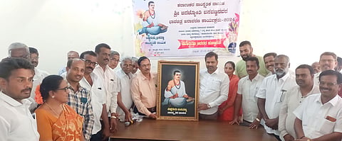  ಕೆ.ಆರ್.ನಗರದ ತಾಲೂಕು ಆಡಳಿತ ಸೌಧದಲ್ಲಿ ಕರ್ನಾಟಕದ ಸಾಂಸ್ಕೃತಿಕ ನಾಯಕ ಜಗಜ್ಯೋತಿ ಬಸವಣ್ಣನವರ ಭಾವಚಿತ್ರವನ್ನು ಶಾಸಕ ಡಿ.ರವಿಶಂಕರ್ ಅನಾವರಣ ಮಾಡಿದರು. ಎ.ಎಸ್.ಚೆನ್ನಬಸಪ್ಪ, ಚಿನ್ಮಯಿ ತಾಯಿ, ಎಲ್.ಪಿ.ರವಿಕುಮಾರ್, ಸುಬ್ರಹ್ಮಣ್ಯ ಮತ್ತಿತರರಿದ್ದರು.
