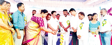 ಕೊಡಗು ಜಿಲ್ಲೆಯ ಕರ್ನಾಟಕ ಬೀದಿಬದಿ ವ್ಯಾಪಾರಿ ಸಂಘಟನೆಗಳ ಒಕ್ಕೂಟದ ವತಿಯಿಂದ ಕುಶಾಲನಗರದ ಕಾರು ನಿಲ್ದಾಣದಲ್ಲಿ ಆಯೋಜಿಸಿದ್ದ ರಾಷ್ಟ್ರೀಯ ಬೀದಿಬದಿ ವ್ಯಾಪಾರಿಗಳ ದಿನಾಚರಣೆ ಕಾರ್ಯಕ್ರಮವನ್ನು ಮಾಜಿ ಶಾಸಕ ಅಪ್ಪಚ್ಚು ರಂಜನ್ ಉದ್ಘಾಟಿಸಿದರು. ಜಗದೀಶ್, ಸೆಲಿನಾ, ಪ್ರಗತಿ, ಅನಂದಕುಮಾರ್ ಇತರರು ಹಾಜರಿದ್ದರು.