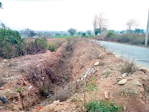 ಅರ್ಧಕ್ಕೆ ನಿಂತ ಕಾಮಗಾರಿಯಿಂದ ಸಮಸ್ಯೆ