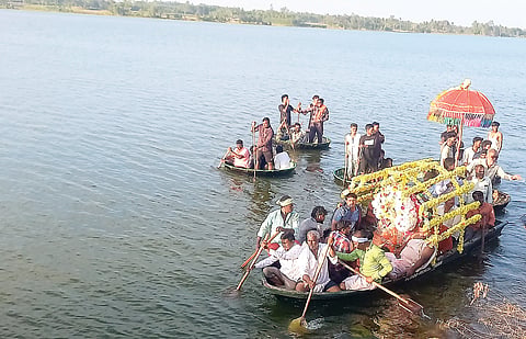  ಬನ್ನೂರಿನ ಸಮೀಪದ ಮಾಕನಹಳ್ಳಿ ಹೆಗ್ಗೆರೆಯಲ್ಲಿ ಹೇಮಾದ್ರಂಬ ದೇವಿಯ ತೆಪ್ಪೋತ್ಸವ ಸೋಮವಾರ ವಿಜೃಂಭಣೆಯಿಂದ ಜರುಗಿತು.