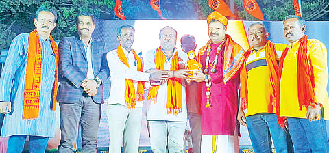 ಕೆ.ಆರ್.ನಗರದ ಡಾ.ರಾಜಕುಮಾರ್ ಬಾನಂಗಳದಲ್ಲಿ  ಆಯೋಜಿಸಿದ್ದ ಮೋದಿ ಮತ್ತೊಮ್ಮೆ ಮತ್ತು ಜೈಶ್ರೀರಾಮ್ ಅಭಿಯಾನ ಕಾರ್ಯಕ್ರಮದಲ್ಲಿ ಚಕ್ರವರ್ತಿ ಸೂಲಿಬೆಲೆ ಅವರನ್ನು ಸನ್ಮಾನಿಸಲಾಯಿತು. ಯುವ ಬ್ರಿಗೇಡ್ ತಾಲೂಕು ಸಂಚಾಲಕ ಕೃಷ್ಣಭಟ್, ಪದಾಧಿಕಾರಿಗಳಾದ, ನಂಜುಂಡ, ಆದರ್ಶ, ಮನೋಹರ್, ಪಂಕಜ್, ಉಮಾಶಂಕರ್, ಶ್ರೀನಿವಾಸ್ ಇದ್ದರು.