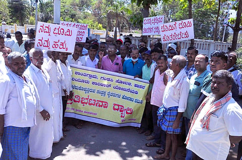 ಹಿರಿಯೂರು ಕಾರಿಡರ್ ಯೋಜನೆಗೆ ಭೂಮಿ ಕಳದುಕೊಂಡ ಸಂತಸ್ತ್ರರ ಪ್ರತಿಭಟನೆ