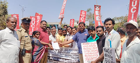 ವಿವಿಧ ಬೇಡಿಕೆ ಈಡೇರಿಕೆಗೆ ಆಗ್ರಹಿಸಿ ಎಸ್​ಯುಸಿಐ ಪದಾಧಿಕಾರಿಗಳು ಗುರುವಾರ ಡಿಸಿ ಕಚೇರಿ ನೌಕರ ರವಿ ವಸ್ತ್ರದ್​ಗೆ ಮನವಿ ಸಲ್ಲಿಸಿದರು. ಪಕ್ಷದ ಸಂಚಾಲಕರಾದ ಶರಣಪ್ಪ ಉದ್ಬಾಳ್​, ಶರಣು ಗಡ್ಡಿ, ಪಕ್ಷದ ಸದಸ್ಯರಾದ ಶರಣು ಪಾಟೀಲ್​, ಗಂಗರಾಜ, ದೇವರಾಜ, ಸಿದ್ದಲಿಂಗರೆಡ್ಡಿ, ಶಾರದ, ಮಂಜುಳಾ, ಮೌನೇಶ, ಮುದಿಯಪ್ಪ ಇದ್ದರು.
