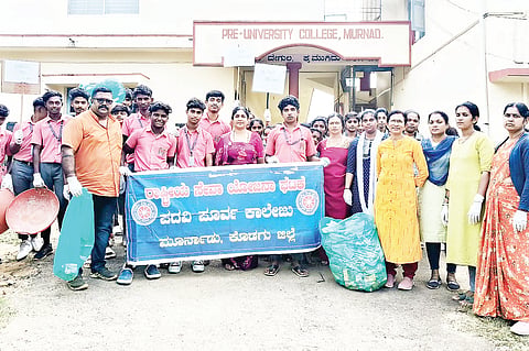 ರಸ್ತೆ ಬದಿ ಸ್ವಚ್ಛತಾ ಕಾರ್ಯ