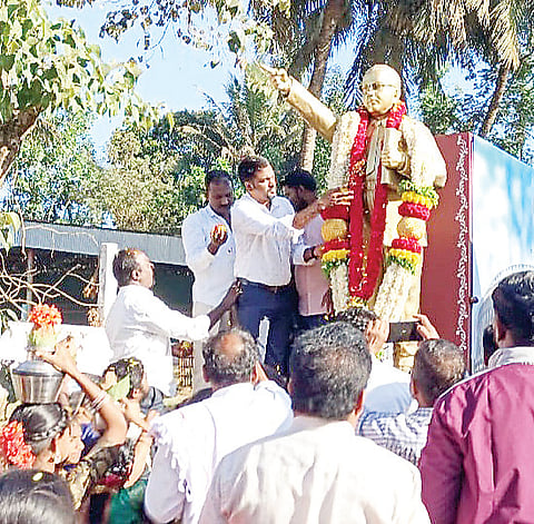 ಸಕಲೇಶಪುರ ತಾಲೂಕಿನ ಕುನಿಗನಹಳ್ಳಿ ಗ್ರಾಪಂಗೆ ಆಗಮಿಸಿದ ಸಂವಿಧಾನ ಪೀಠಿಕೆ ಜಾಥಾಗೆ ತಾಲೂಕು ಆಡಳಿತದಿಂದ ಅದ್ದೂರಿಯಾಗಿ ಸ್ವಾಗತ ಕೋರಲಾಯಿತು.