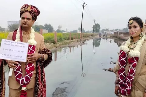 Agra couple celebrated wedding anniversary near filthy garbage