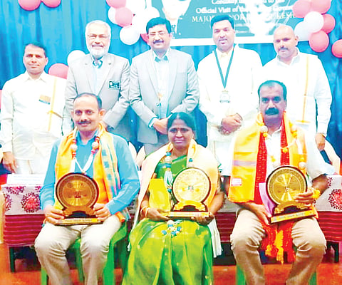  ಹುಣಸೂರು ರೋಟರಿ ಸಭಾಂಗಣದಲ್ಲಿ ಆಯೋಜಿಸಿದ್ದ ಕಾರ್ಯಕ್ರಮದಲ್ಲಿ ಸಮಾಜದ ವಿವಿಧ ಕ್ಷೇತ್ರಗಳಲ್ಲಿ ಸೇವೆ ಸಲ್ಲಿಸುತ್ತಿರುವ ಸಾಧಕರನ್ನು ಸನ್ಮಾನಿಸಲಾಯಿತು. ಜಿಲ್ಲಾ ಗರ್ವನರ್ ರೊ.ಮೇಜರ್ ಡೋನರ್ ಎಚ್.ಆರ್.ಕೇಶವ, ರೋಟರಿ ಅಧ್ಯಕ್ಷ ಚನ್ನಕೇಶವ, ಡಾ.ಕೆ.ಪಿ.ಪ್ರಸನ್ನ, ಡಾ.ಕೆ.ಬಸವರಾಜು ಇದ್ದರು.