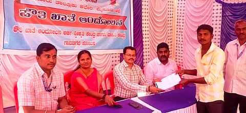  ಹುಣಸೂರು ತಾಲುಕು ಗಾವಡಗೆರೆ ಹೋಬಳಿ ಕೇಂದ್ರದಲ್ಲಿ ಪೌತಿ ಖಾತೆ ಆಂದೋಲನದ ಕಾರ್ಯಕ್ರಮದಲ್ಲಿ ತಹಸೀಲ್ದಾರ್ ಜೆ.ಮಂಜುನಾಥ್ ರೈತರಿಂದ ಅರ್ಜಿ ಸ್ವೀಕರಿಸಿದರು. ಅರುಣ್ ಕುಮಾರ್, ಧನಲಕ್ಷ್ಮೀ ಮಂಜುನಾಥ್ ಮತ್ತಿತರರಿದ್ದರು.