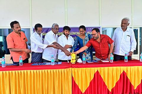 ಹುಣಸೂರು ನಗರದಲ್ಲಿ ಆಯೋಜಿಸಿದ್ದ ಛಾಯಾಗ್ರಾಹಕರ ಸಂಘದ ಕಾರ್ಯಕ್ರಮವನ್ನು ಶಾಸಕ ಜಿ.ಡಿ.ಹರೀಶ್‌ಗೌಡ ಉದ್ಘಾಟಿಸಿದರು. ಪ್ರಭಾರ ಪೌರಾಯುಕ್ತೆ ಶರ್ಮಿಳಾ, ಸಂಘದ ಅಧ್ಯಕ್ಷ ರಾಮಸ್ವಾಮಿ, ಗೋವಿಂದೇಗೌಡ, ಬಸವಲಿಂಗಯ್ಯ, ಕ್ಸೇವಿಯರ್, ದಾಮೋದರ್ ಇತರರಿದ್ದಾರೆ.