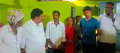 HUN-FEB-25-2(EX MLA VISITED TO MUTTURAJ HOUSE)