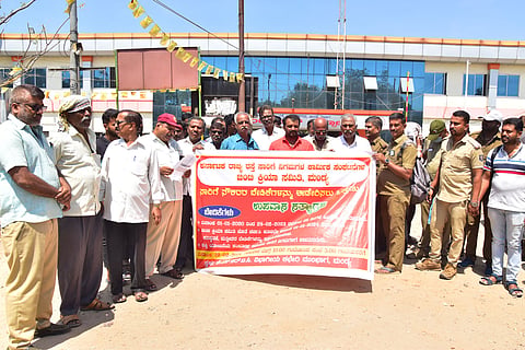 KSRTC employees protest mandya
