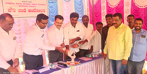 ಹುಣಸೂರು ತಾಲೂಕು ಹನಗೋಡಿನಲ್ಲಿ ನಡೆದ ಪೌತಿ ಖಾತೆ ಆಂದೋಲನವನ್ನು ತಹಸೀಲ್ದಾರ್ ಮಂಜುನಾಥ್ ಉದ್ಘಾಟಿಸಿದರು. ಉಪ ತಹಸೀಲ್ದಾರ್ ಚೆಲುವರಾಜು ಮತ್ತಿತರರಿದ್ದರು.
