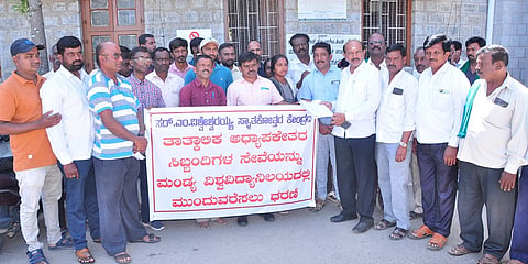 Non-teaching staff protest mandya