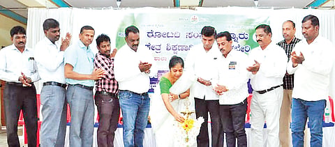 ತಿ.ನರಸೀಪುರ ಪಟ್ಟಣಕ್ಕೆ ಸಮೀಪದ ಆದಿಚುಂಚನಗಿರಿ ಸಮುದಾಯ ಭವನದಲ್ಲಿ ಶಿಕ್ಷಣ ಇಲಾಖೆ ಹಾಗೂ ಬನ್ನೂರು ರೋಟರಿ ಸಂಸ್ಥೆ ಸಹಯೋಗದಲ್ಲಿ 10ನೇ ತರಗತಿಯ ವಿದ್ಯಾರ್ಥಿಗಳಿಗೆ ಇತ್ತೀಚೆಗೆ ಆಯೋಜಿಸಿದ್ದ ಪ್ರೇರಣಾದಾಯಕ ಕಾರ್ಯಾಗಾರವನ್ನು ಬಿಇಒ ಶೋಭಾ ಉದ್ಘಾಟಿಸಿದರು. ಬಿಆರ್‌ಸಿ ನಾಗೇಶ್, ಬನ್ನೂರು ರೋಟರಿ ಅಧ್ಯಕ್ಷ ಕೃಷ್ಣೇಗೌಡ, ಜಿ.ಪಿ.ಪ್ರಸನ್ನ ಮತ್ತಿತರರಿದ್ದರು.