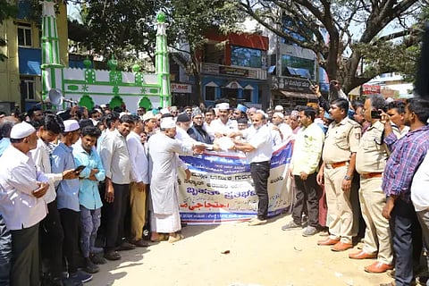 muslims protest in edga maidana