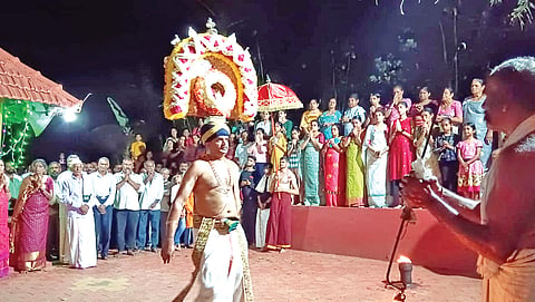  ಬೊಟ್ಟಿಯತ್ ನಾಡ್ ಶ್ರೀ ಈಶ್ವರ ದೇವರ ವಾರ್ಷಿಕ ಉತ್ಸವದಲ್ಲಿ ದೇವರ ಬಲಿ ನೃತ್ಯ.