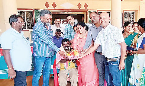 ಬಾಳೆಲೆಯಲ್ಲಿ ಆಯೋಜಿಸಿದ್ದ ಬಾಳೆಲೆ ಗ್ರಾಪಂನ ಗ್ರಾಮಸಭೆಯಲ್ಲಿ ಪೌರಕಾರ್ಮಿಕ ಮೂರ್ತಿ ಅವರನ್ನು ಸನ್ಮಾನಿಸಲಾಯಿತು. ಮುಕ್ಕಾಟಿರ ಜಾನಕಿ ಕಾವೇರಪ್ಪ, ಕಳ್ಳಿಚಂಡ ರಕ್ಷಿತ್ ಕುಶಾಲಪ್ಪ, ಡಾ.ಭವಿಷ್ಯ ಕುಮಾರ್, ಅಡ್ಡೇಂಗಡ ನವೀನ್ ಮತ್ತಿತರರಿದ್ದರು