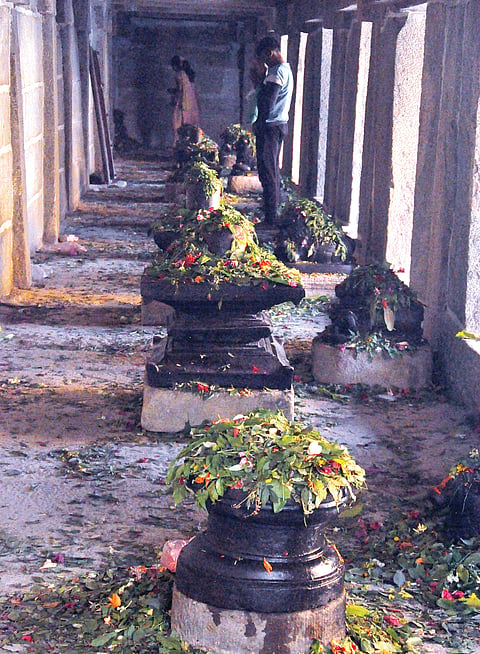 ಬೆಳಗ್ಗೆಯಿಂದಲೇ ಭಕ್ತರಿಂದ ಪೂಜೆ