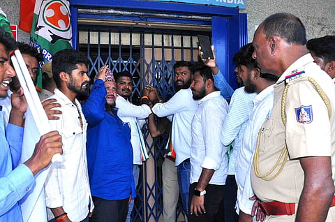 ಯುವ ಕಾಂಗ್ರೆಸ್ ವತಿಯಿಂದ ಎಸ್‌ಬಿಐ ಮುಖ್ಯ ಕಚೇರಿ ಮುಂದೆ ಪ್ರತಿಭಟನೆ