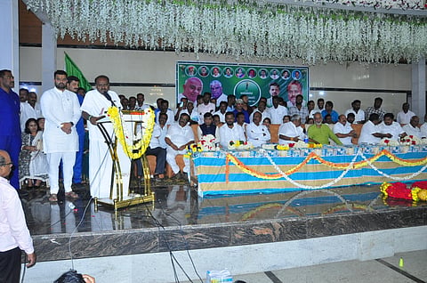 ಮನೆ ಮಕ್ಕಳು ತಪ್ಪು ಮಾಡಿದಾಗ ಕ್ಷಮಿಸಿ ಮುನ್ನಡೆಸಿ:ಸಂಸದ ಪ್ರಜ್ವಲ್ ರೇವಣ್ಣ ಪರ ಎಚ್‌ಡಿಕೆ ಪ್ರಚಾರ