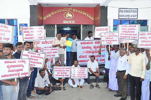 ಅರಸೀಕಟ್ಟೆಯಮ್ಮ ದೇವಸ್ಥಾನದ ಸುತ್ತ ಕಾನೂನು ಬಾಹಿರ ಚಟುವಟಿಕೆ:  ಪ್ರತಿಭಟನೆ