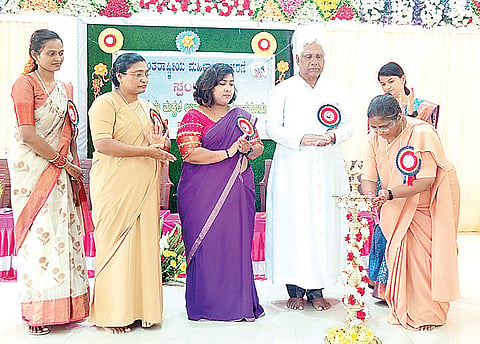 ಮಹಿಳೆಯರು ಮುಖ್ಯವಾಹಿನಿಗೆ ಬರಲಿ