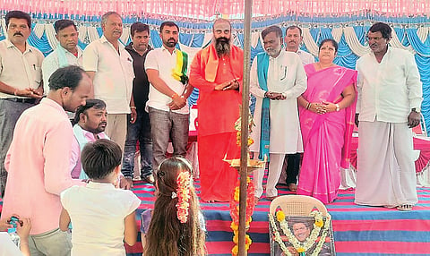 ಸಂಘಟಿತರಾಗಿ ಸರ್ಕಾರದ ಸವಲತ್ತು ಪಡೆಯಿರಿ