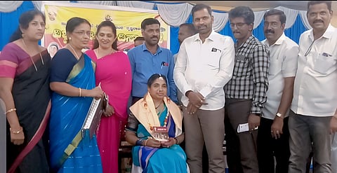 ಕೆ.ಆರ್.ನಗರದದಲ್ಲಿ ಸಾವಿತ್ರಿಬಾಯಿ ಫುಲೆ ಶಿಕ್ಷಕಿಯರ ತಾಲೂಕು ಸಂಘದಿಂದ ಆಯೋಜಿಸಿದ್ದ ಅಂತಾರಾಷ್ಟ್ರೀಯ ಮಹಿಳಾ ದಿನಾಚರಣೆ ಕಾರ್ಯಕ್ರಮದಲ್ಲಿ ಸಂಘದ ಅಧ್ಯಕ್ಷೆ ಕೆ.ಪಿ.ಭಾರತೀ ಅವರನ್ನು ಶಾಸಕ ಡಿ.ರವಿಶಂಕರ್ ಸನ್ಮಾನಿಸಿದರು. ಸಂಘದ ಪದಾಧಿಕಾರಿಗಳು ಇದ್ದರು.