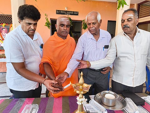 ಮದ್ದೂರು ತಾಲೂಕಿನ ವೈದ್ಯನಾಥಪುರದಲ್ಲಿ ಮನೆಮನೆಗೆ ಸೌಹಾರ್ದ ಬಸವ ಜ್ಯೋತಿ ಕಾರ್ಯಕ್ರಮವನ್ನು ಕದಂಬ ಜಂಗಮ ಮಠದ ಮುಖ್ಯಸ್ಥ ಶ್ರೀ ರೇಣುಕಾಚಾರ್ಯ ಸ್ವಾಮೀಜಿ ಉದ್ಘಾಟಿಸಿದರು. ಎಸ್.ನಾಗರಾಜು, ರುದ್ರಸ್ವಾಮಿ, ಡಿ.ದ್ಯಾವಣ್ಣ, ಬಸವಣ್ಣ, ಮಹದೇವಯ್ಯ, ಮಧುಸೂದನ್ ಇದ್ದರು.
