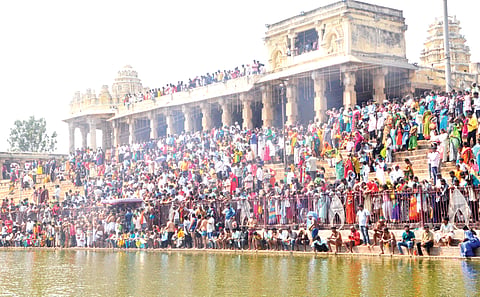 ಮೇಲುಕೋಟೆಯ ಕಲ್ಯಾಣಿಯಲ್ಲಿ ಮಂಗಳವಾರ ನಡೆದ ವೈರಮುಡಿ ಬ್ರಹ್ಮೋತ್ಸವ ತೀರ್ಥಸ್ನಾನದ ಪ್ರಯುಕ್ತ ಸೇರಿದ್ದ ಅಪಾರ ಭಕ್ತರು