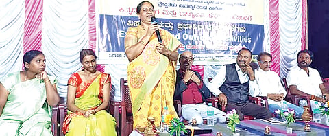 ಪಾಂಡವಪುರ ತಾಲೂಕಿನ ದೊಡ್ಡಬ್ಯಾಡರಹಳ್ಳಿ ಸರ್ಕಾರಿ ಕಿರಿಯ ಪ್ರಾಥಮಿಕ ಶಾಲೆಯಲ್ಲಿ ಆಯೋಜಿಸಿದ್ದ ಕಾರ್ಯಾಗಾರದಲ್ಲಿ ಮೈಸೂರು ಮಹಾಜನ ಕಾಲೇಜಿನ ಪ್ರಾಂಶುಪಾಲೆ ಬಿ.ಆರ್.ಜಯಕುಮಾರಿ ಮಾತನಾಡಿದರು. ಪ್ರಾಂಶುಪಾಲೆ ವಾಣಿ, ಹಿರಿಯ ವಕೀಲರಾದ ಹರೀಶ್‌ಗೌಡ ಜೆರಾಲ್ಡ್ ಕ್ಯಾಸ್ಟ್ರೋಲಿನೊ ಇತರರು ಇದ್ದರು.
