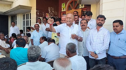  ಮದ್ದೂರು ಪಟ್ಟಣದ ಜೆಡಿಎಸ್ ಕಚೇರಿಯಲ್ಲಿ ಆಯೋಜಿಸಿದ್ದ ಕಾರ್ಯಕರ್ತರ ಸಭೆಯಲ್ಲಿ ಮಾಜಇ ಸಚಿವ ಡಿ.ಸಿ.ತಮ್ಮಣ್ಣ ಮಾತನಾಡಿದರು.ಚಿಕ್ಕತಿಮ್ಮೇಗೌಡ, ಮಾದನಾಯಕನಹಳ್ಳಿ ರಾಜಣ್ಣ, ದೇವರಹಳ್ಳಿ ವೆಂಕಟೇಶ್, ಎಂ.ಐ.ಪ್ರವೀಣ್, ಎಸ್.ಮಹೇಶ್ ಟಿ.ಆರ್.ಪ್ರಸನ್ನಕುಮಾರ್, ಆದಿಲ್, ಬಸವರಾಜು, ವನಿತಾ, ಕೂಳಗೆರೆ ಶೇಖರ್, ಜಗದೀಶ್, ನಾರಾಯಣಸ್ವಾಮಿ, ಬಸವರಾಜು ಇದ್ದರು.