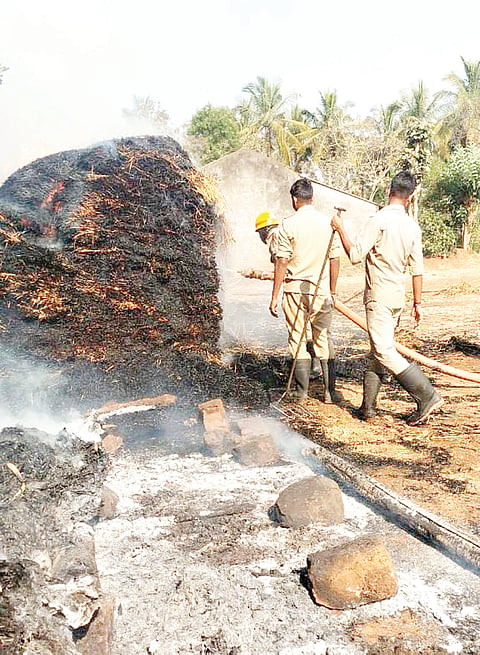 ಹುಲ್ಲಿನ ಮೆದೆಗೆ ಬೆಂಕಿ