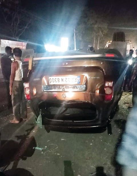 ಡಿವೈಡರ್‌ಗೆ ಕಾರು ಡಿಕ್ಕಿ ಹೊಡೆದು ಪಲ್ಟಿ