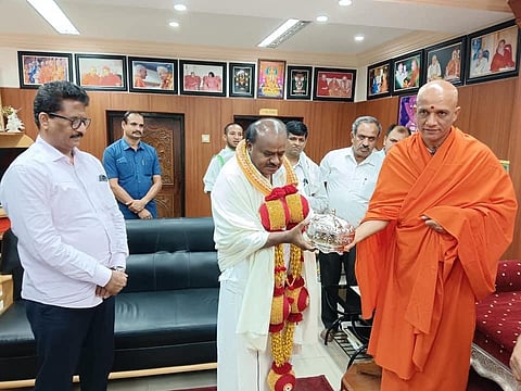 ನಾಗಮಂಗಲ ತಾಲೂಕಿನ ಆದಿಚುಂಚನಗಿರಿ ಮಹಸಂಸ್ಥಾನ ಮಠಕ್ಕೆ ಭಾನುವಾರ ಭೇಟಿ ಕೊಟ್ಟು ಶ್ರೀ ಕಾಲಭೈರವೇಶ್ವರಸ್ವಾಮಿಗೆ ವಿಶೇಷ ಪೂಜೆ ಸಲ್ಲಿಸಿದ ಮಾಜಿ ಸಿಎಂ ಎಚ್.ಡಿ.ಕುಮಾರಸ್ವಾಮಿ ಅವರನ್ನು ಮಠದ ಪೀಠಾಧ್ಯಕ್ಷ ಡಾ. ನಿರ್ಮಲಾನಂದನಾಥ ಸ್ವಾಮೀಜಿ ಗೌರವಿಸಿದರು..