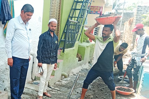 Officials who have taken the initiative to clean the road