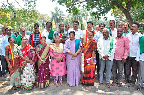 Protest against state government Mandya